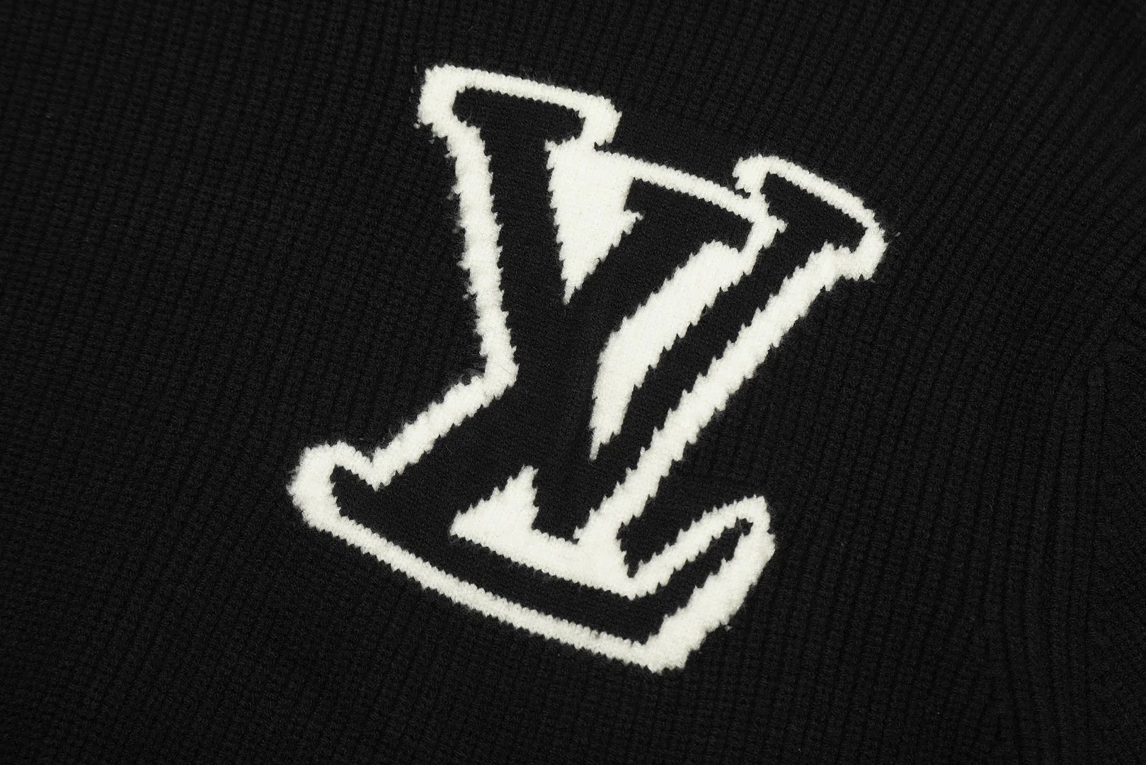 VL - KNITTED SWEATER